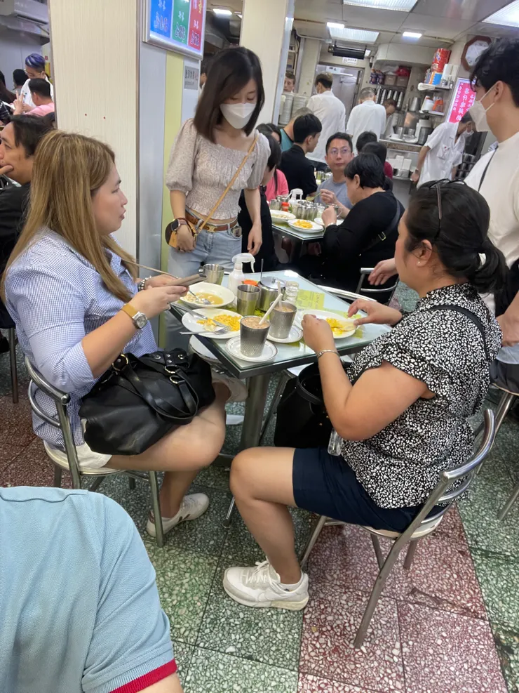 這一張小方桌，擠兩組客人用餐，真不習慣啊！