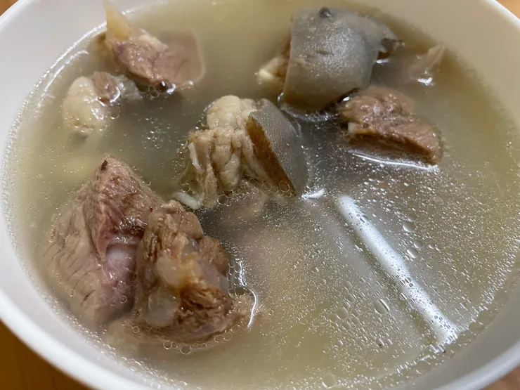 圓瑩吃了滿滿一碗清湯羊肉，暖笠笠（很溫暖）。（作者拍攝）