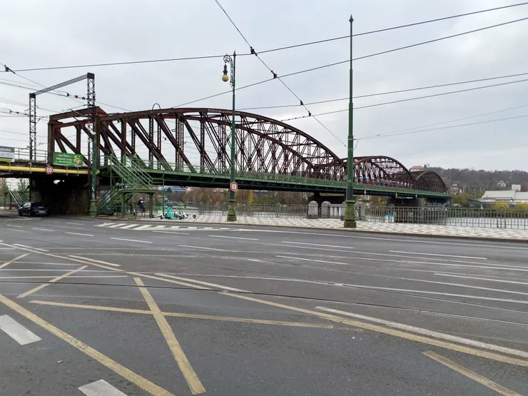 ▲橫跨在伏爾瓦塔河上的是「高堡鐵路橋」（Vyšehrad Railway Bridge），主要供火車行駛，橋上另有開放行人通行的人行道。