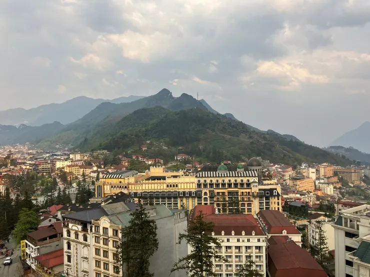 夕陽西下時的飯店頂樓