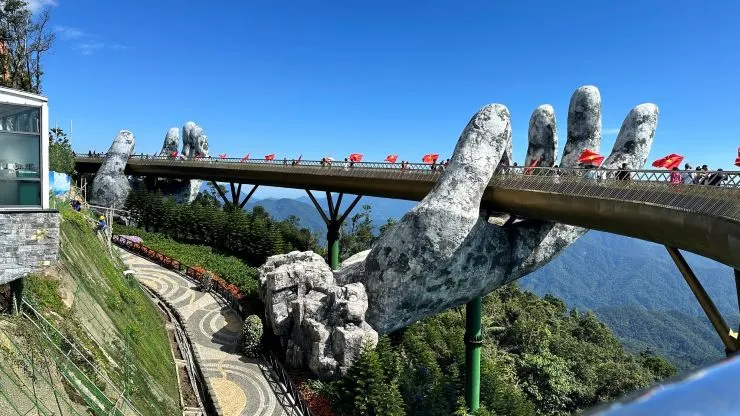 越南峴港巴拿山太陽世界黃金佛手橋,是越南中部最具代表性的網紅打卡景點