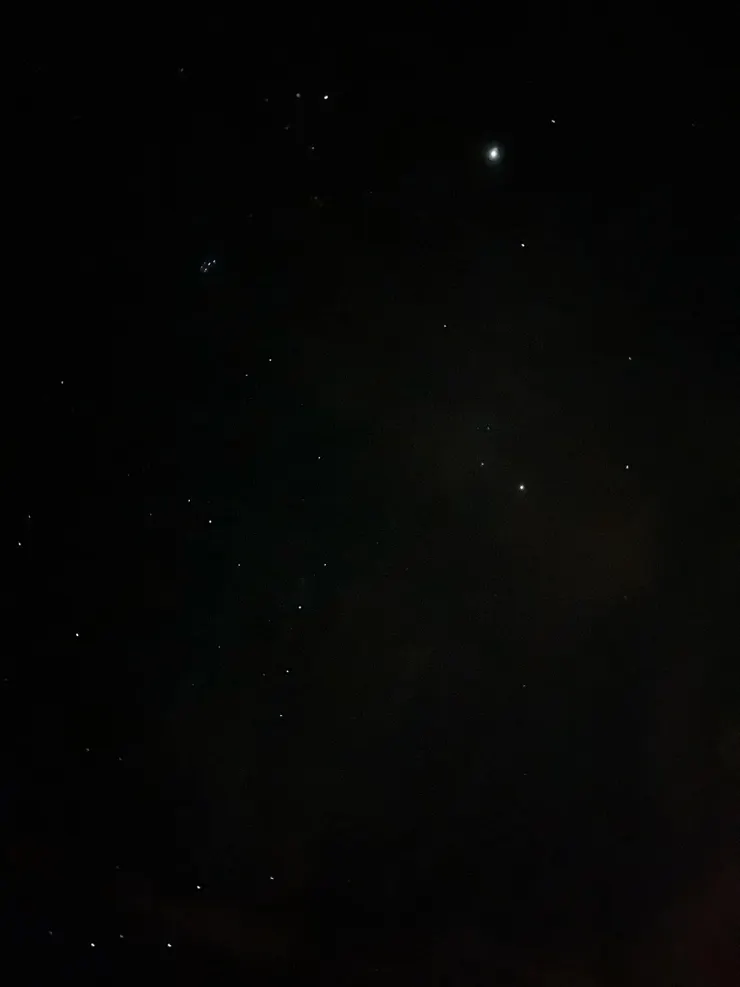 大雨後的夜晚,星星滿布的夜空