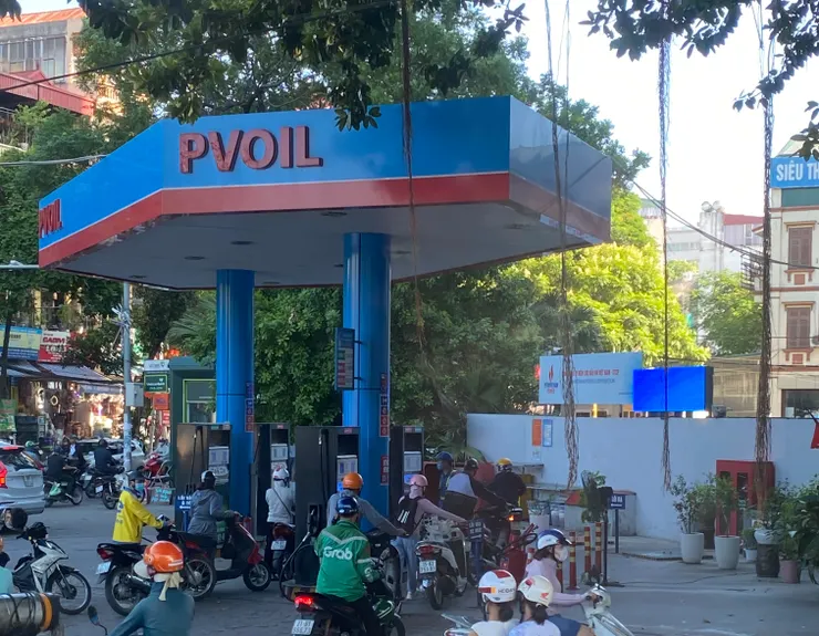 路邊超級迷你的機車加油站