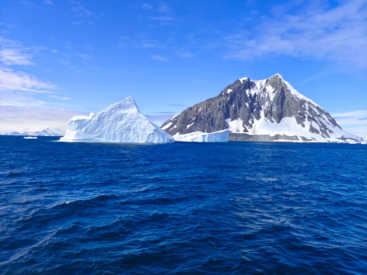 Jenny island的外型像頂皇冠。