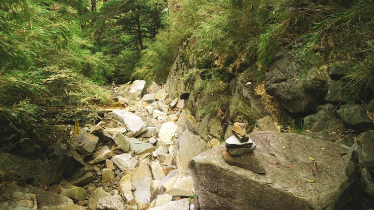 路跡不明，要注意疉石及路條，輔以航跡辨認方向。