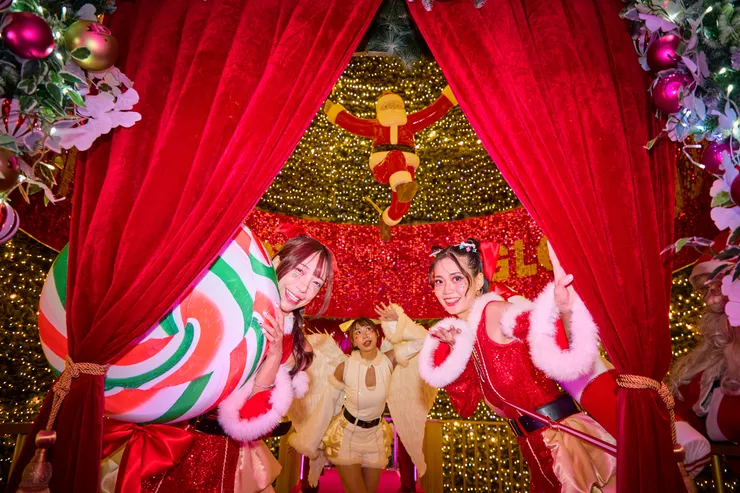 踏入聖誕樹內部奇幻小窩,抬頭就能看見聖誕老人從空中驚喜現身!香氛、燈光、音樂交織出沉浸氛圍,打造華泰專屬的聖誕五感體驗