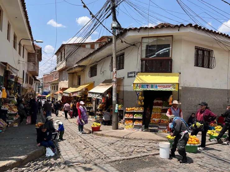 市場周邊街道也很熱鬧，有很多店鋪。