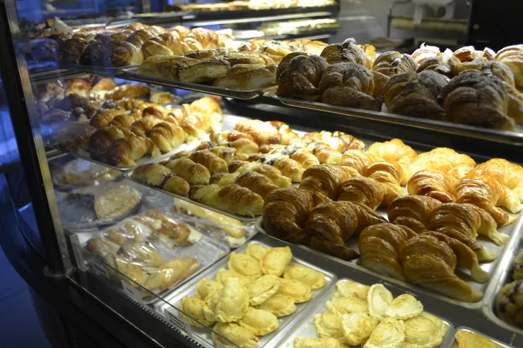一大早發現的咖啡館裡，提供著閃耀金黃光澤的各式酥皮糕點。