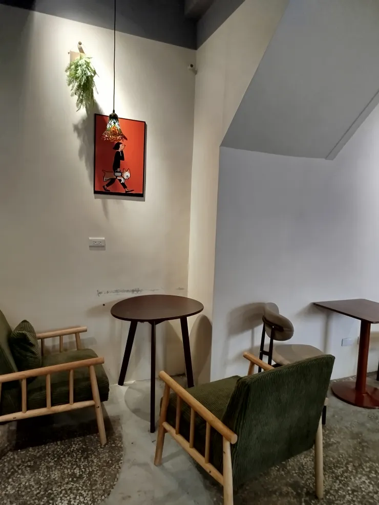 舒適的沙發與非平面的茶几，自成一個天地