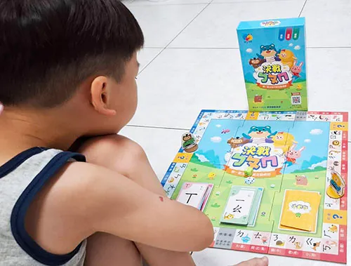 類似大富翁玩法，走到哪一格就唸出該注音符號，並找出相對應的卡片得分。雖然原版有更多規則，我們是簡化玩法慢慢來。