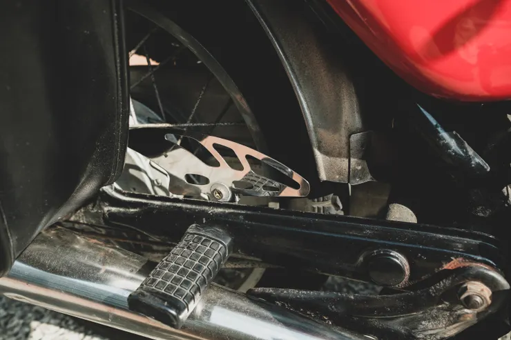 可見到後腳踏檔片，此為小松復刻件，此形式檔片普遍見於1970-80s三陽檔車上，另可見到土除的車台鎖點，此時的野狼後土除仍是完整半月形