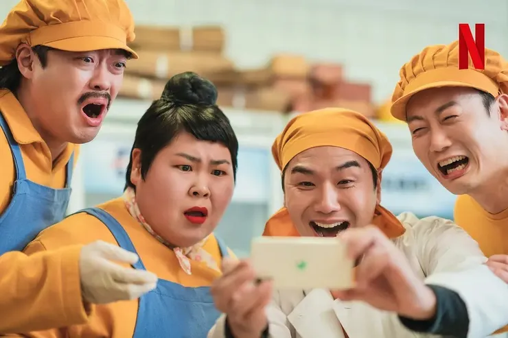 炸雞店員工從手機的影片裡發現了那台機器,圖片來源:Netflix