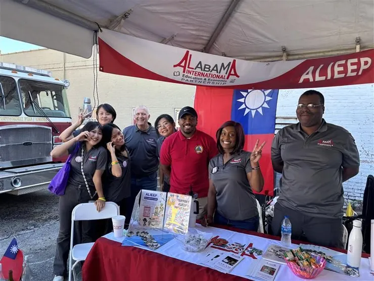 臺灣見習生與ALIEEP同事合影，於當天共同宣傳組織業務以及臺灣文化推廣