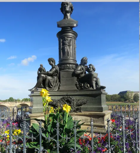 布呂爾平台上,歐洲瓷器之發明人玻特格紀念碑