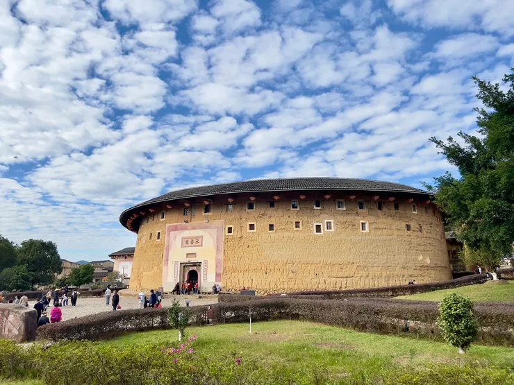 一、二樓不開窗，分別是廚房和貯藏室