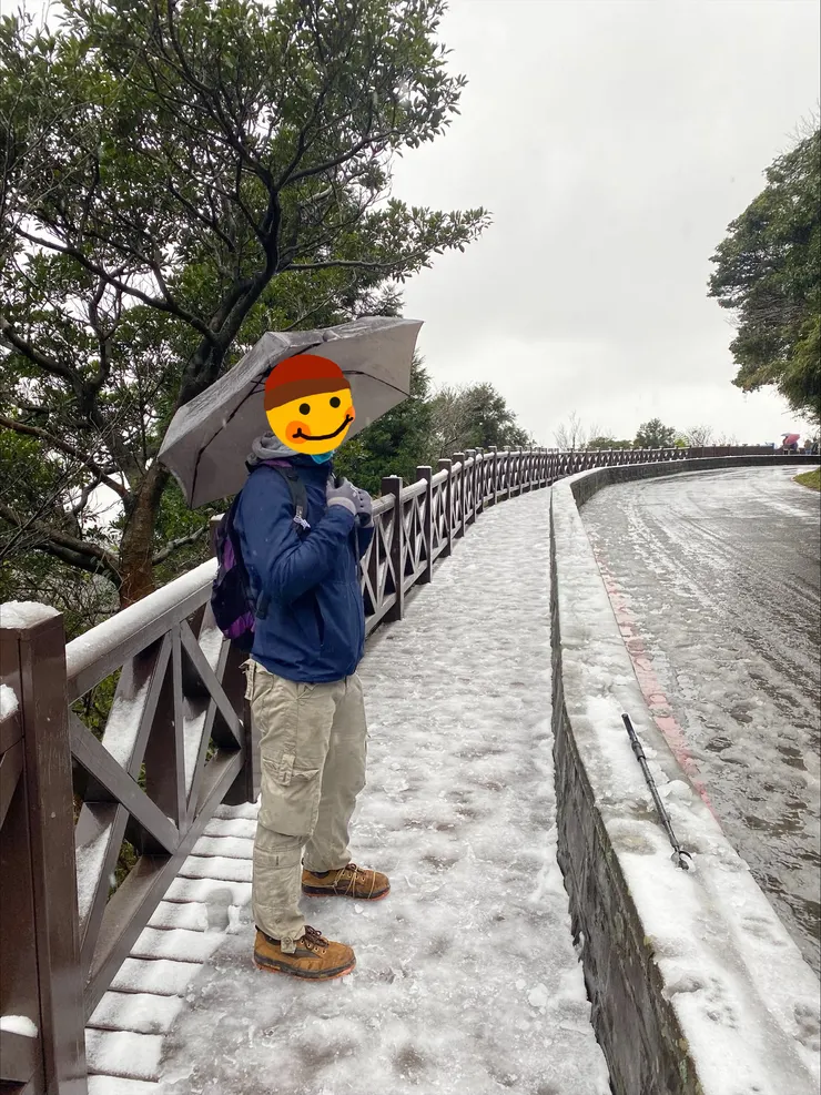 木棧道白雪。（攝影／改圖：抱城。）