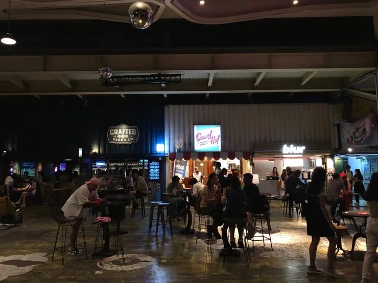 將近晚上9點，「MAJI 集食行樂」人潮漸增