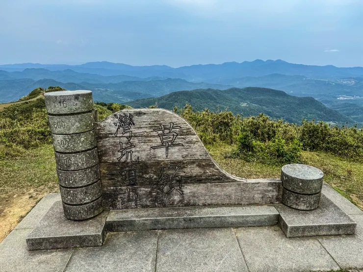 從大里簡山上山都沒有遇到山友，但在灣坑頭山超多山友們。有些要繼續往桃源谷前進，有些要往貢寮方向。好熱鬧！