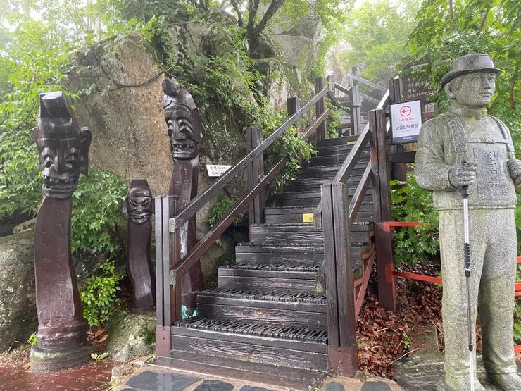 從這裡爬上一片岩壁的觀景台