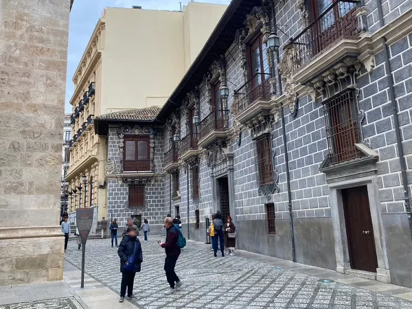 藝術學院 Real Academia de Bellas Artes de Nuestra Señora de las Angustias就座落在格拉納達主座教堂旁邊，可免費入內參觀