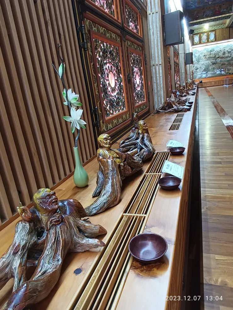 樹頭巧雕十八羅漢