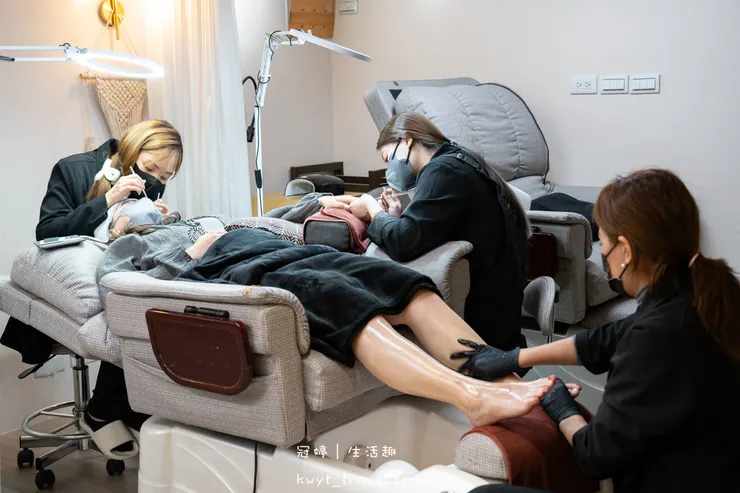 [板橋新中式美睫設計]AN藝術工坊，忙碌女生的救星！2.5小時同步完成美睫手足美甲保養，躺著睡一覺就變美，板橋美甲推薦，附最新美睫美甲價格表