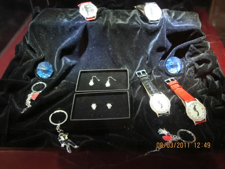 精品廊有他肖像的手錶、首飾等出售,全部都閃閃發光。