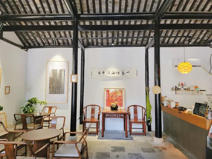 ▲東坡書院亦規劃幾處品茗空間，「懷蘇堂」現為「書院茶咖」，「楚頌堂」則為「白石茶空間」。（攝影／水靜葳環遊世界366天）