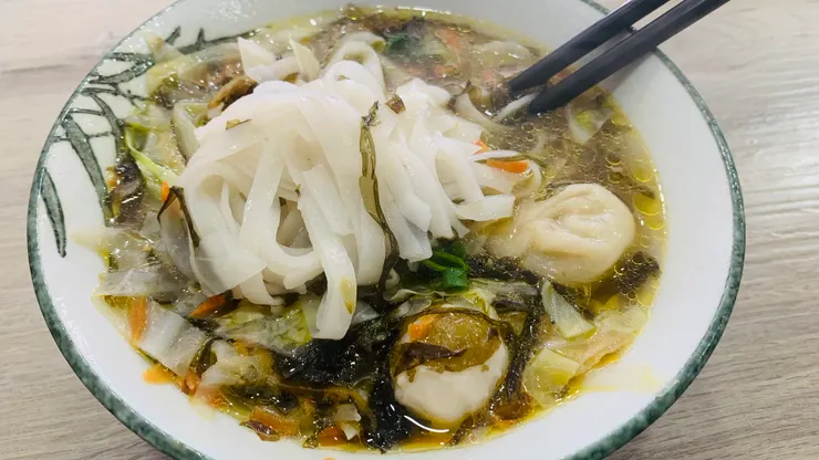 一碗120元的招牌綜合魚麵。