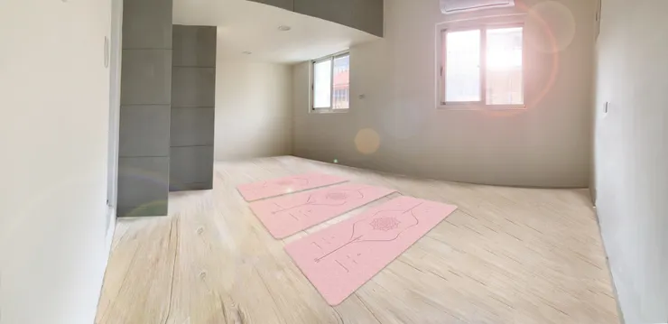 ❤️​簡介 座落於台中市交通便利的西區，美術館與天空樹附近走路可到。 坐落於鬧中取靜的巷子，通風採光極佳、溫馨且舒適的自助獨立空間。 適合各種直播錄影、地板瑜珈、身心靈課程、按摩舒壓等課程。