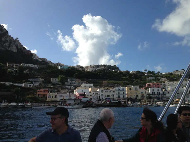 換搭中型船前往藍洞路上