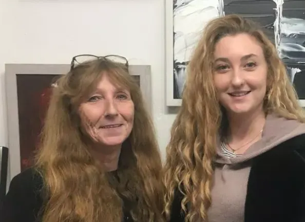 Kim Noble (圖左)與她的女兒