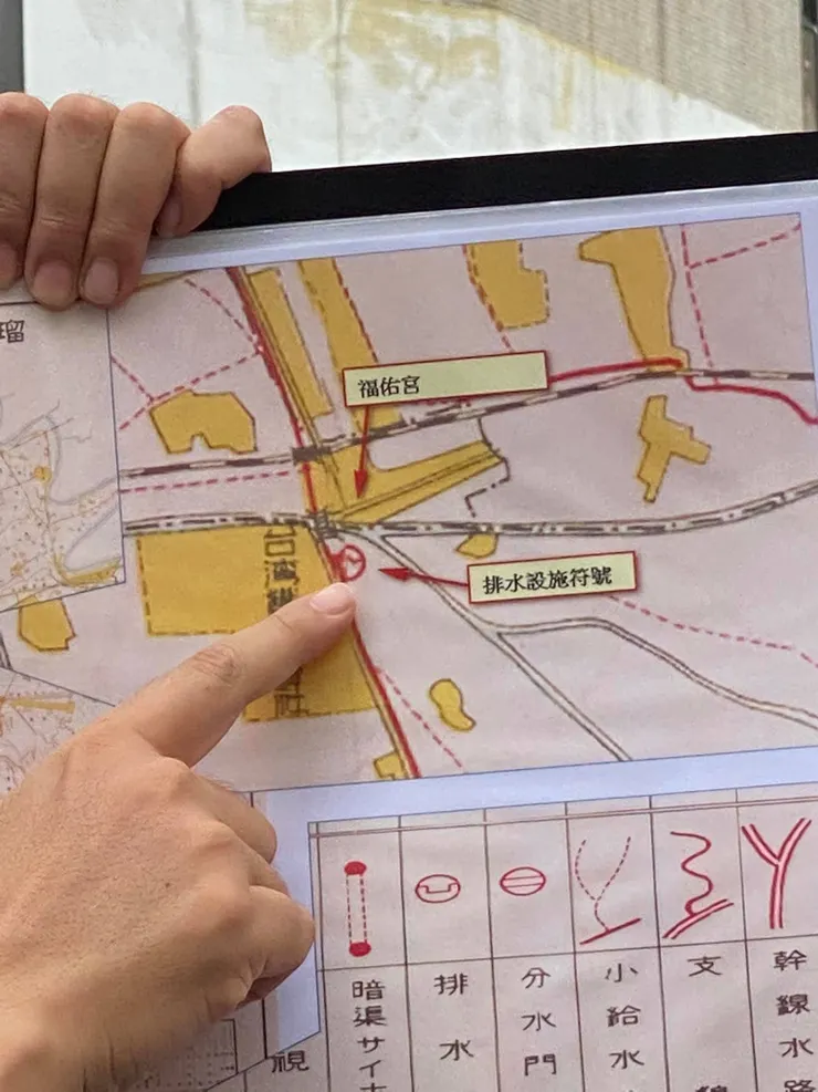 福佑宮前方有座橋樑，過橋後，有「排水門」標示