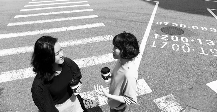 左起：許婷婷（皇冠文化總編輯）、劉芷妤（小說家）喝外帶咖啡