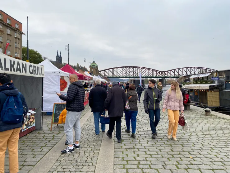 ▲剛走進農夫市集沒多遠，往回望鐵路橋（Vyšehrad Railway Bridge）的市集一景。