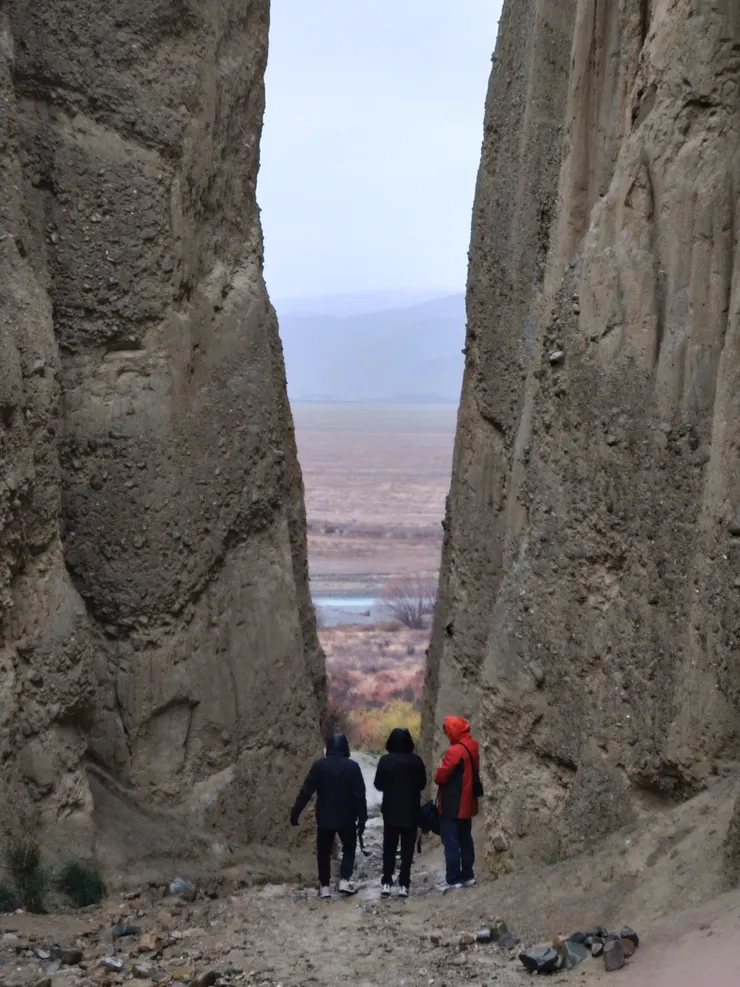 狹縫中望向河谷。