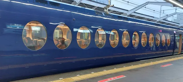 在難波站看到往機場特急列車,車身很科幻