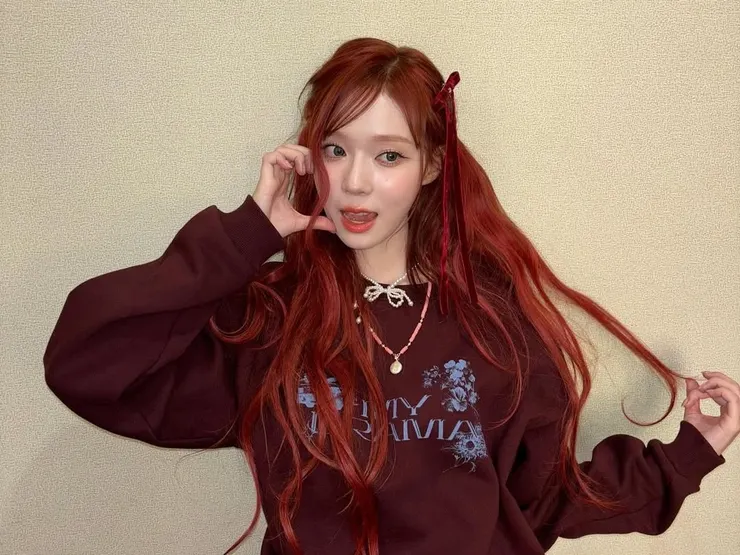 圖說：aespa 成員Winter，充滿空氣感的紅色波浪捲髮詮釋「莓果紅棕」，搭配柔霧腮紅，突顯雪白肌膚與自然好氣色。（圖片來源：IG－＠imwinter）