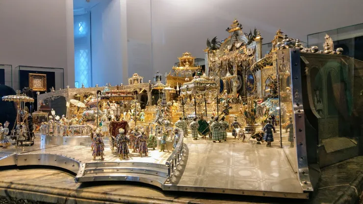 最上面的屋頂彷彿還看得到仿中國字的對聯