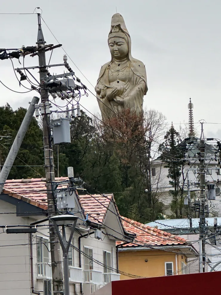 加賀溫泉設有巨大送子觀音的遊樂園區，是當地知名經營不善的宗教遊樂園