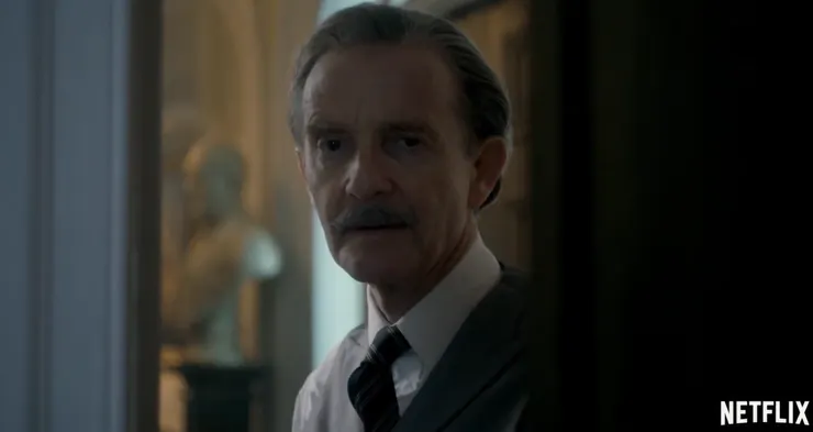 微笑裡藏不住倦容。責任，不只壓垮國家，也壓垮了他。