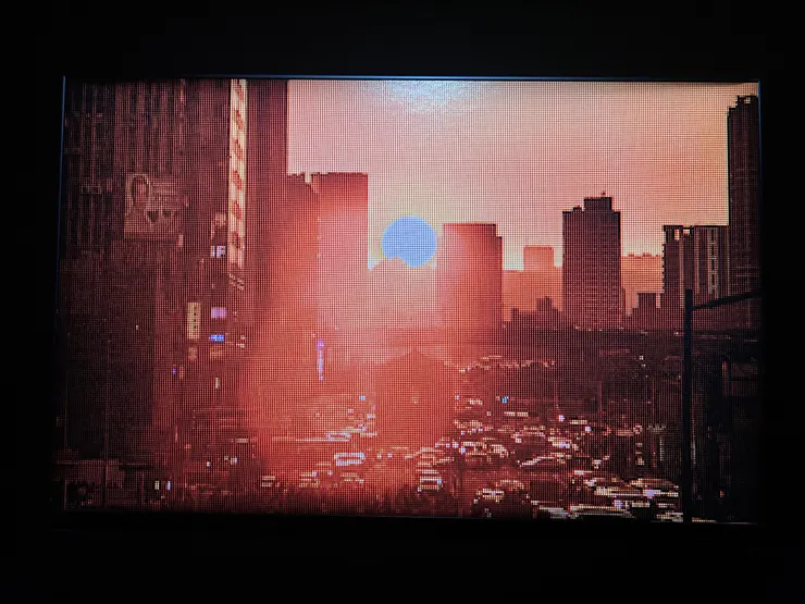 《日出》展間外的像素日落