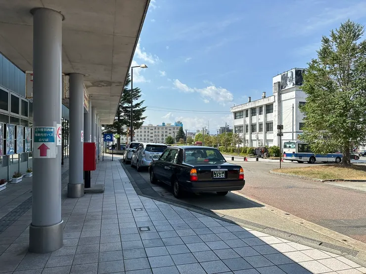 幸好這個站算大站，門口有計程車搭乘處，若是鄉下小站真不知道如何是好🙈