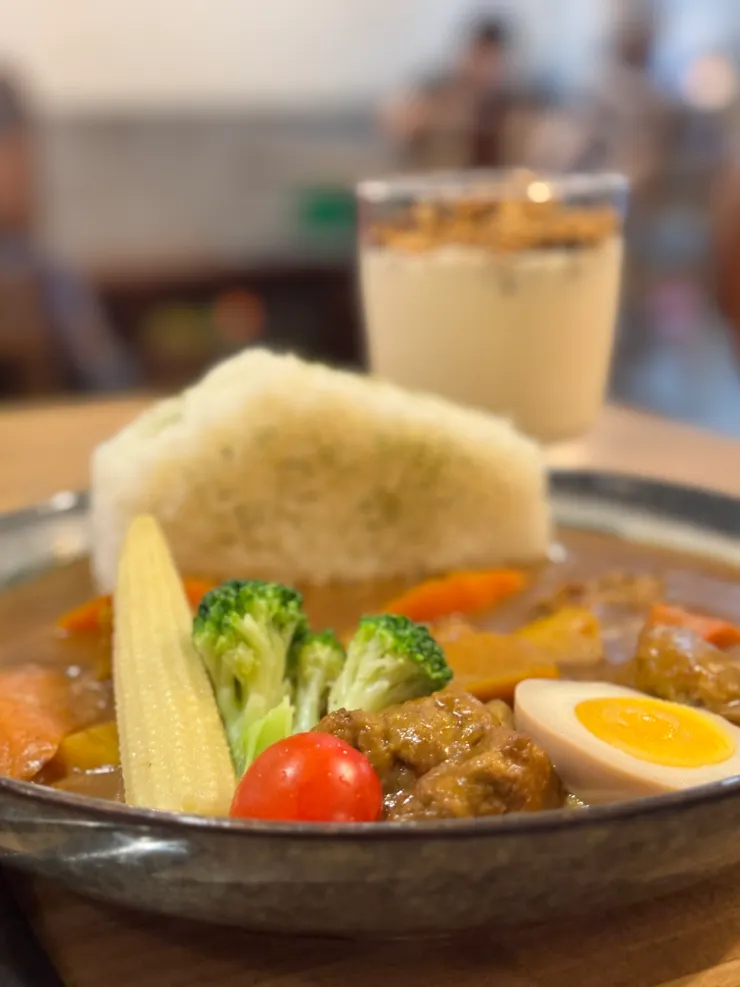 配料很多，雞肉給約5塊，是吃得飽的咖哩飯