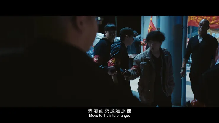 中間臂章寫著「守望互助」，就是要取代警察執法的意思