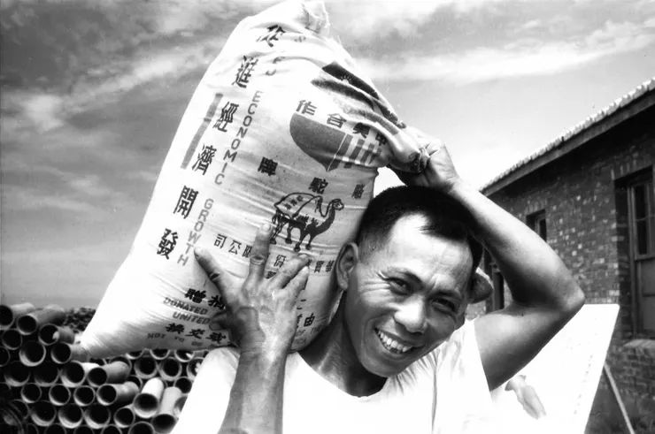 1960年代，民眾領取美援物資（圖片來源：臺史博線上博物館）