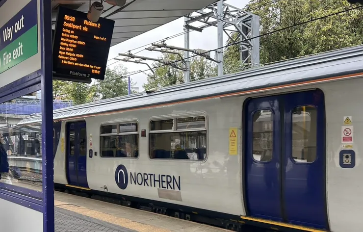 英國火車，旁邊都有螢幕顯示班次，確認是對的班次就上車，火車會在發車時間前一分鐘關門。