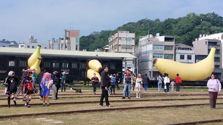 超大型黃色香蕉，置入車廂