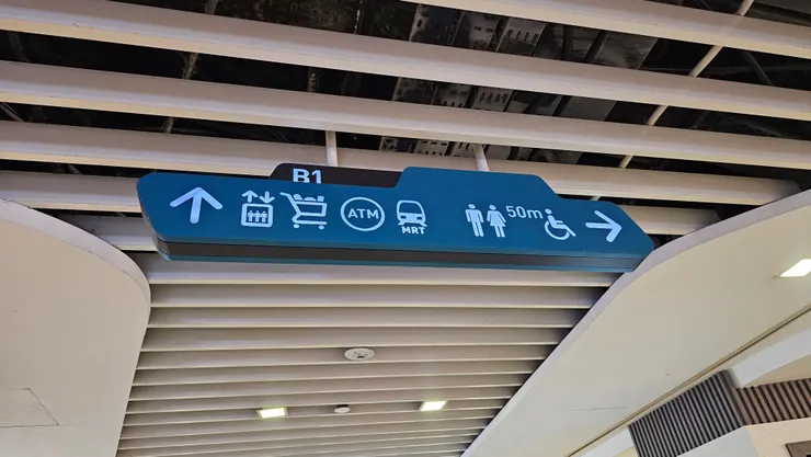 老爸說新加坡洗手間的指示牌都會明確標示有多遠!