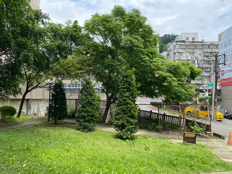 河道後方的水利地目前為空地，若與後方房屋合建，溪流恐將消失。